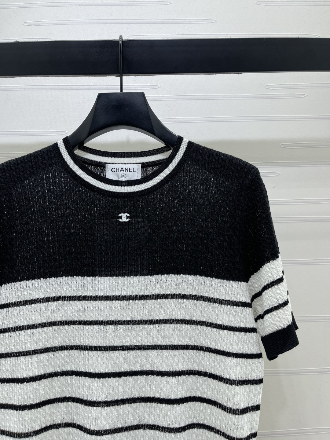 CHANEL コピー ニットTシャツ 撞色ストライプ ロゴ刺繍 綿混素材 弾力性 脇から胸元までスリムシルエット ブラック/ホワイト 3色展開 - 画像 2