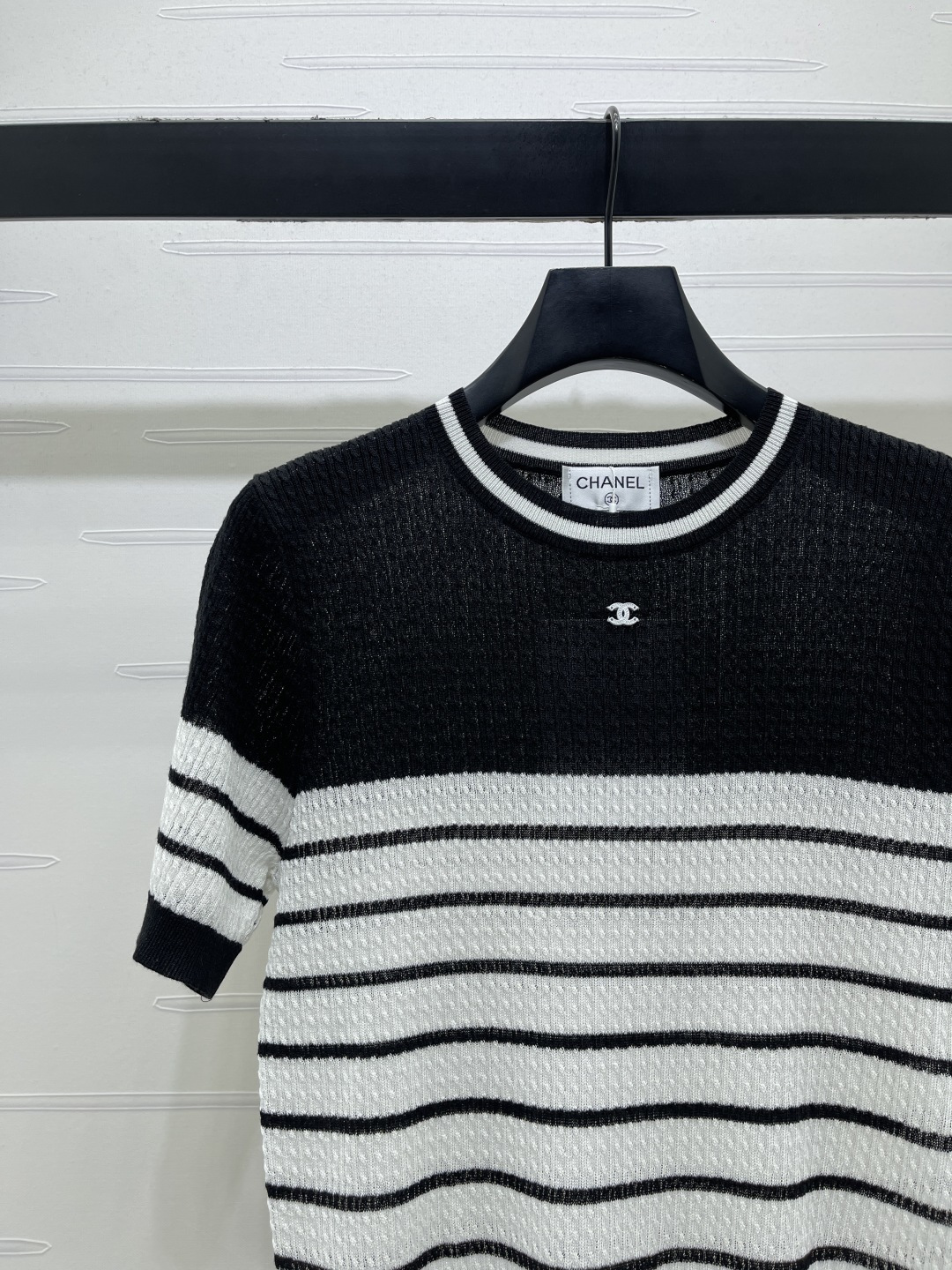 CHANEL コピー ニットTシャツ 撞色ストライプ ロゴ刺繍 綿混素材 弾力性 脇から胸元までスリムシルエット ブラック/ホワイト 3色展開 - 画像 3