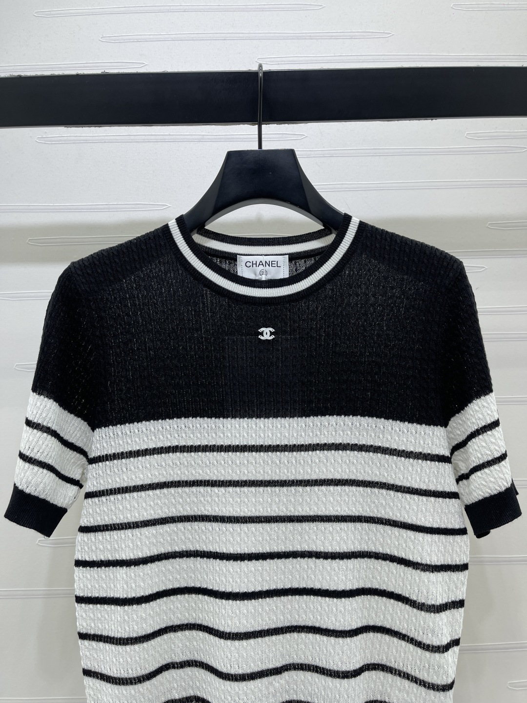 CHANEL コピー ニットTシャツ 撞色ストライプ ロゴ刺繍 綿混素材 弾力性 脇から胸元までスリムシルエット ブラック/ホワイト 3色展開 - 画像 4