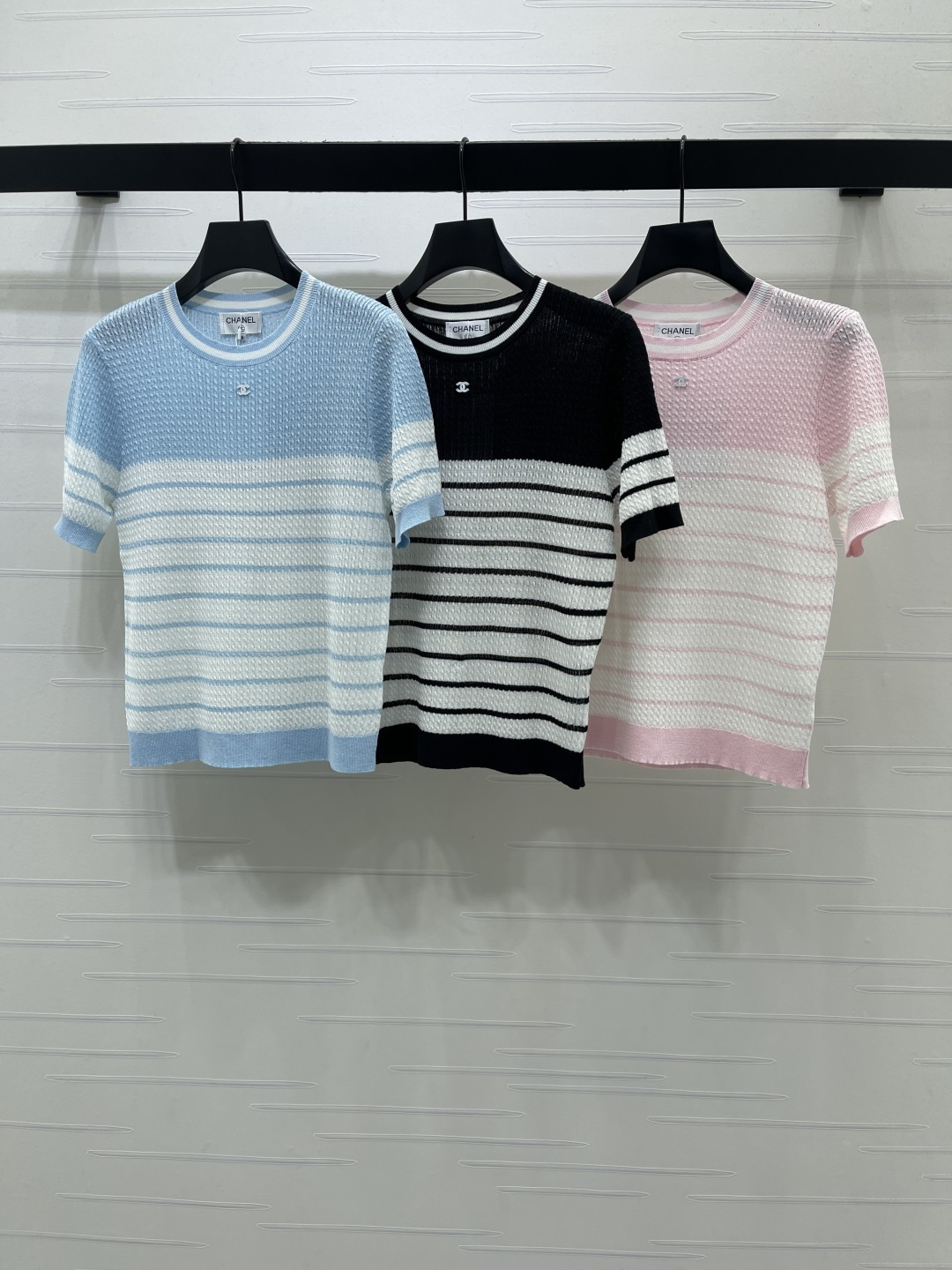 CHANEL コピー ニット Tシャツ 撞色ストライプ 短袖 ロゴ プリント 3色展開