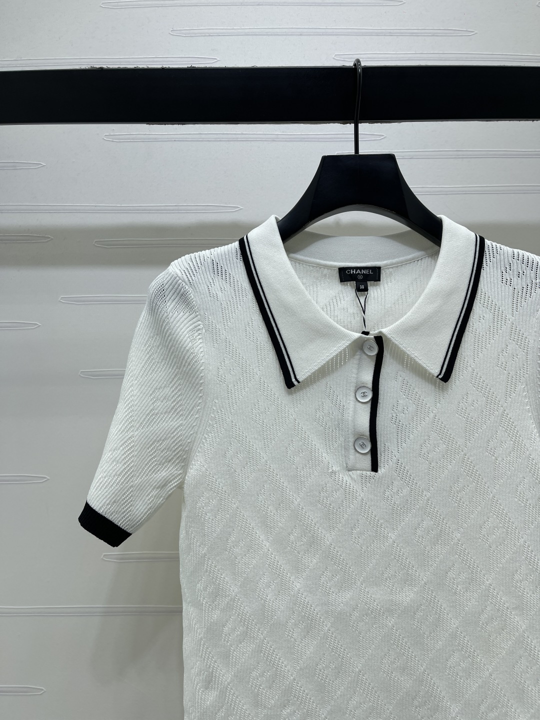 CHANEL コピー ニット ポロシャツ レディース 菱格柄 フラップカラー ダブルCボタン 2色展開 S-M-L - 画像 4