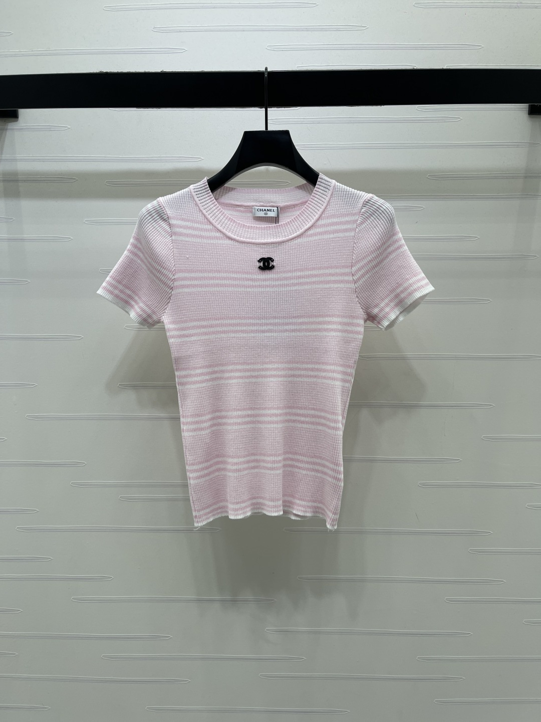 CHANEL コピー ニットTシャツ 撞色ストライプ ロゴ刺繍 丸首 半袖 シルエット 3色展開