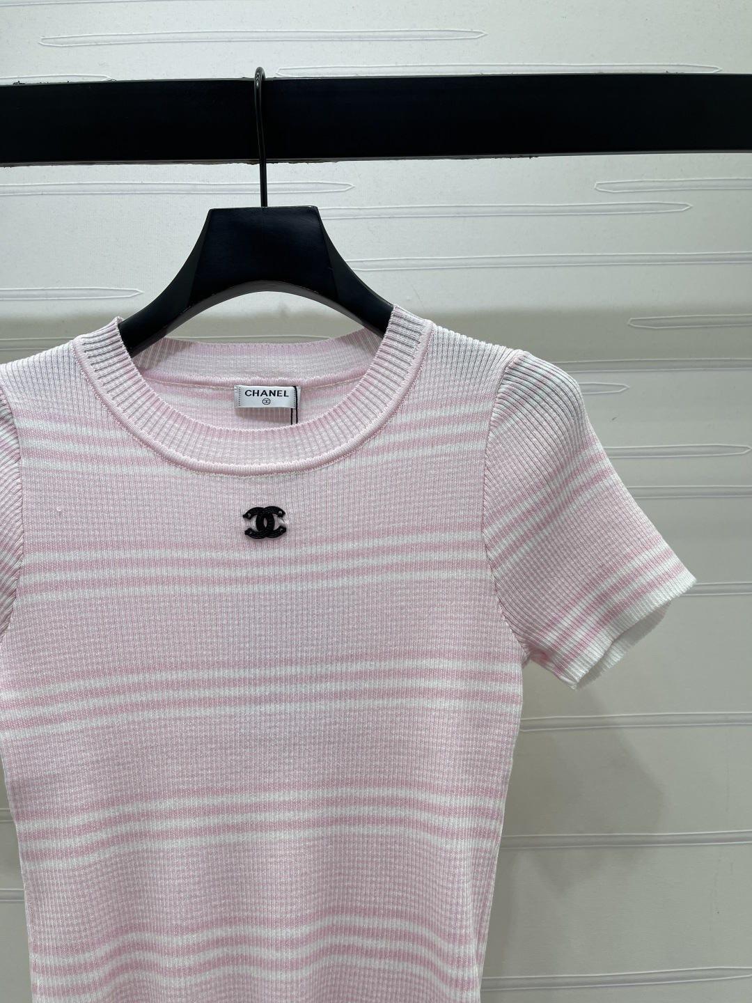 CHANEL コピー ニットTシャツ 撞色ストライプ ロゴ刺繍 丸首 半袖 シルエット 3色展開 - 画像 2