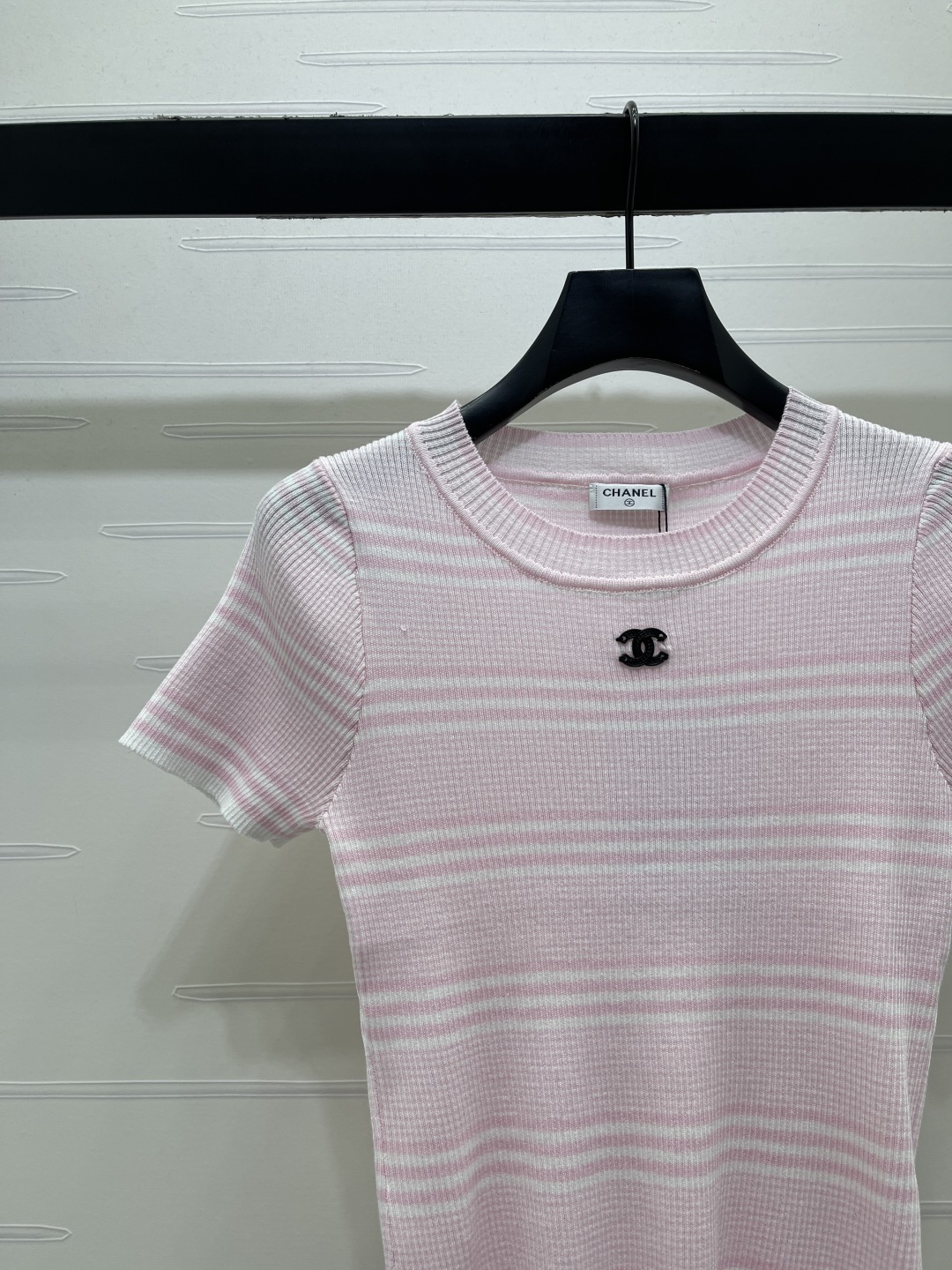 CHANEL コピー ニットTシャツ 撞色ストライプ ロゴ刺繍 丸首 半袖 シルエット 3色展開 - 画像 3