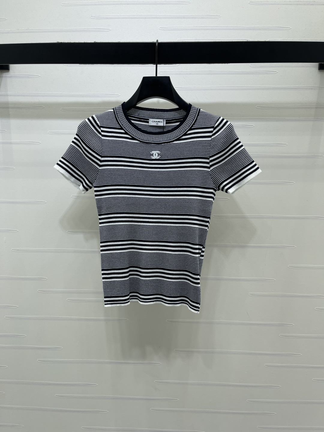 CHANEL コピー 2026春夏最新 ニットTシャツ 条纹 ロゴ刺繍 圆领 3色展開
