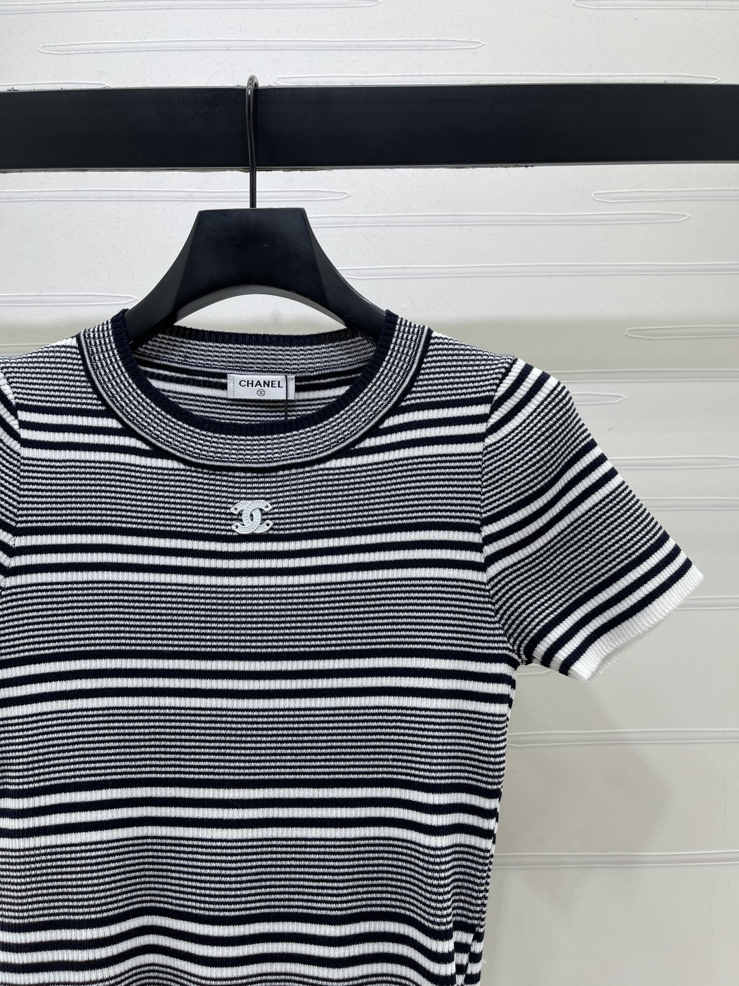 CHANEL コピー 2026春夏最新 ニットTシャツ 条纹 ロゴ刺繍 圆领 3色展開 - 画像 2