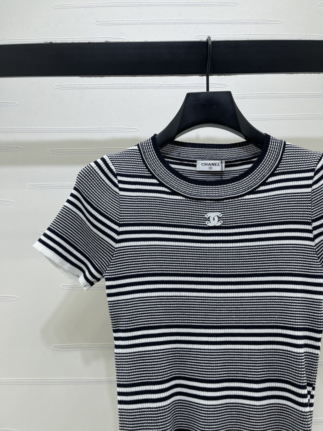 CHANEL コピー 2026春夏最新 ニットTシャツ 条纹 ロゴ刺繍 圆领 3色展開 - 画像 3
