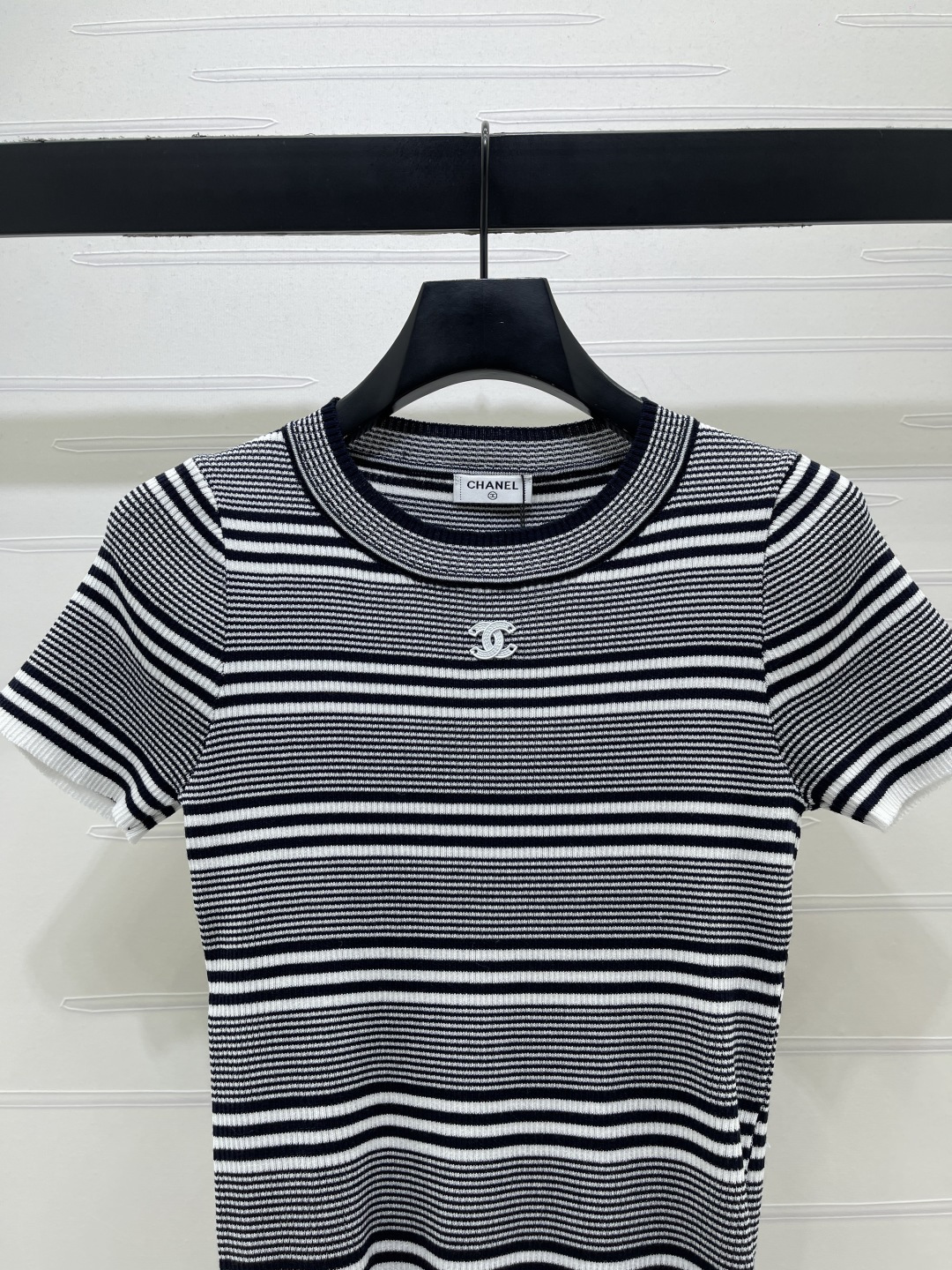 CHANEL コピー 2026春夏最新 ニットTシャツ 条纹 ロゴ刺繍 圆领 3色展開 - 画像 4