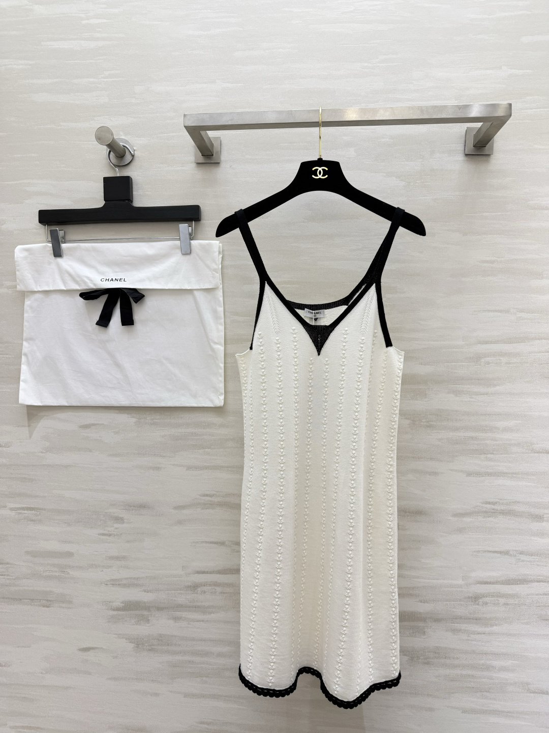 Chanel ニット ワンピース コピー 黒バイカラー Vネック 花びら裾 立体縦縞 レディース 白