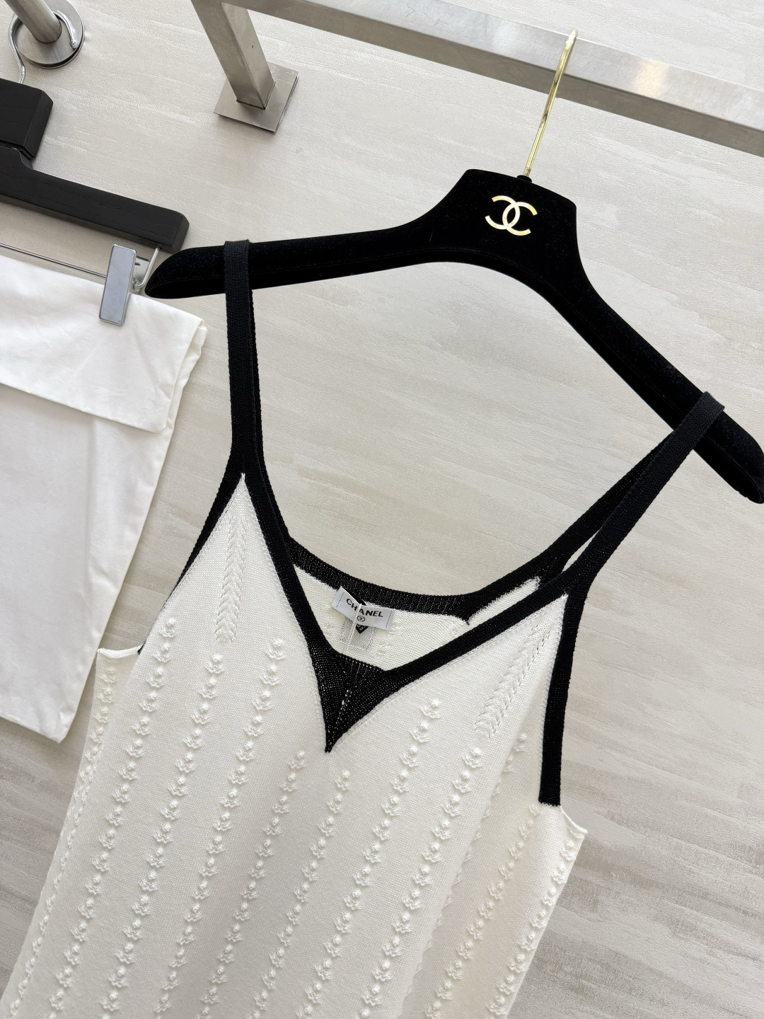 Chanel ニット ワンピース コピー 黒バイカラー Vネック 花びら裾 立体縦縞 レディース 白 - 画像 2