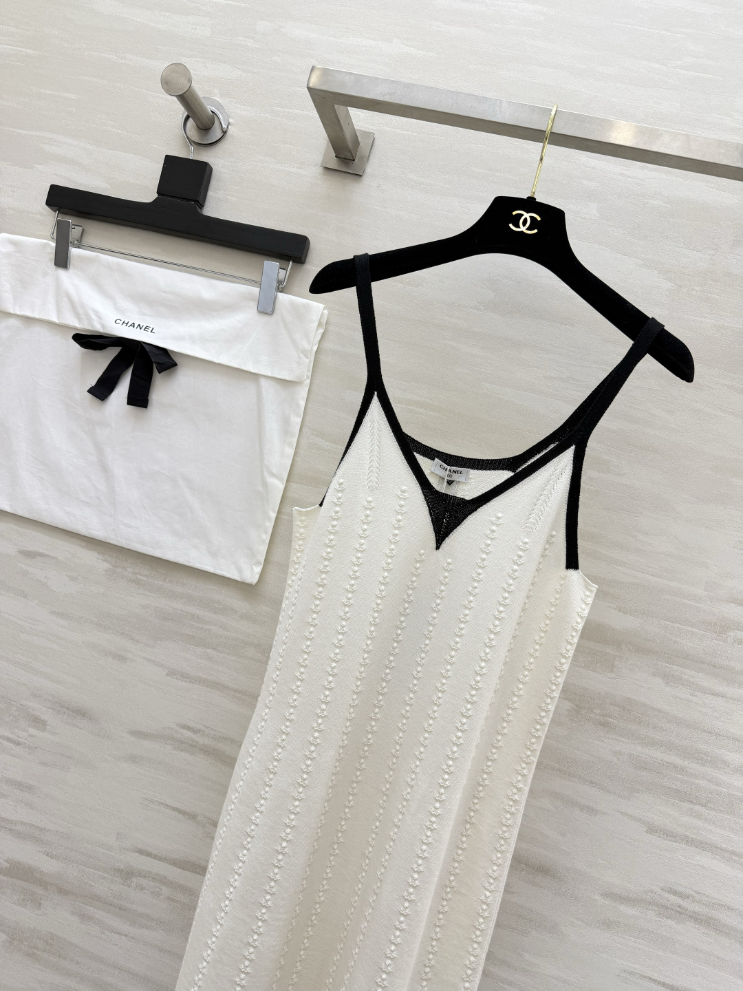 Chanel ニット ワンピース コピー 黒バイカラー Vネック 花びら裾 立体縦縞 レディース 白 - 画像 3