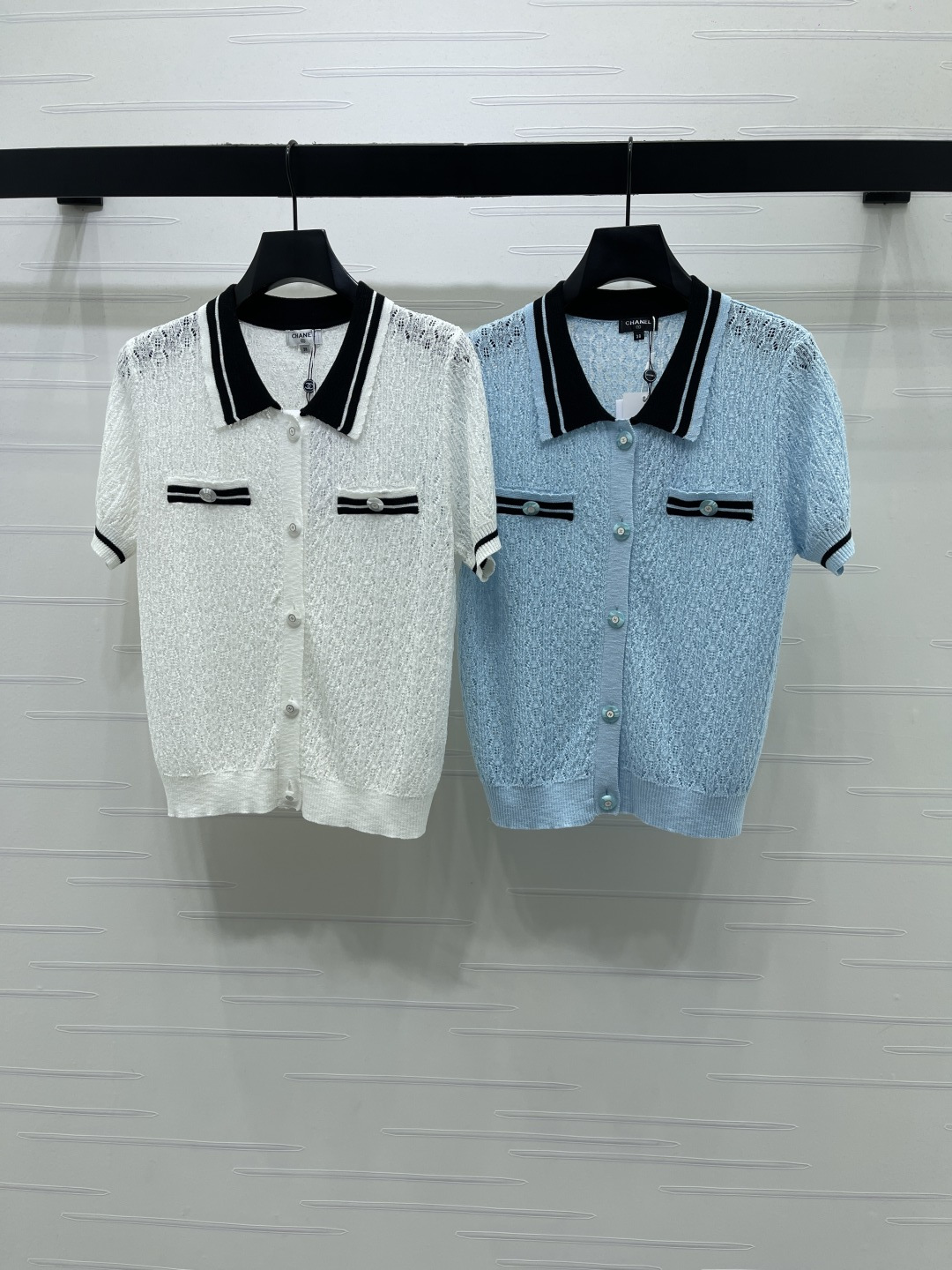 CHANEL ニットシャツ コピー 半開襟 ポロカラータイプ 翻領 半袖 ニット 半袖シャツ ポケット付き 白/ブルー 2色展開