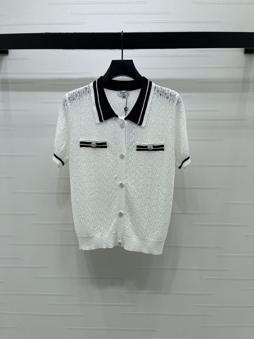 CHANEL ニットシャツ コピー 半開襟 ポロカラータイプ 翻領 半袖 ニット 半袖シャツ ポケット付き 白/ブルー 2色展開 - 画像 2