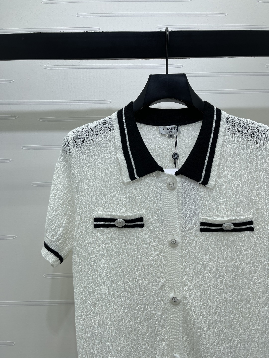 CHANEL ニットシャツ コピー 半開襟 ポロカラータイプ 翻領 半袖 ニット 半袖シャツ ポケット付き 白/ブルー 2色展開 - 画像 3