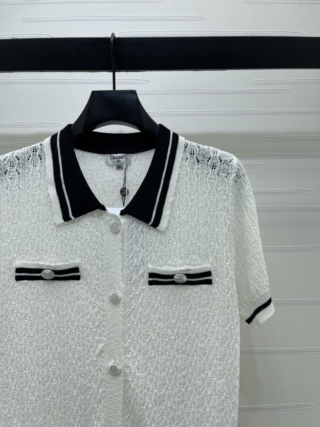 CHANEL ニットシャツ コピー 半開襟 ポロカラータイプ 翻領 半袖 ニット 半袖シャツ ポケット付き 白/ブルー 2色展開 - 画像 4