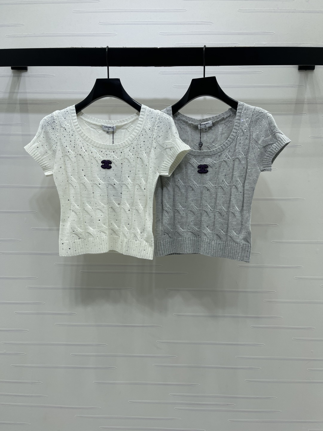 CHANEL ニット Tシャツ コピー 短袖 ロゴ チェーン柄 絞り加工 プリント シルエット ストレート 無地 シルバー ホワイト 全2色
