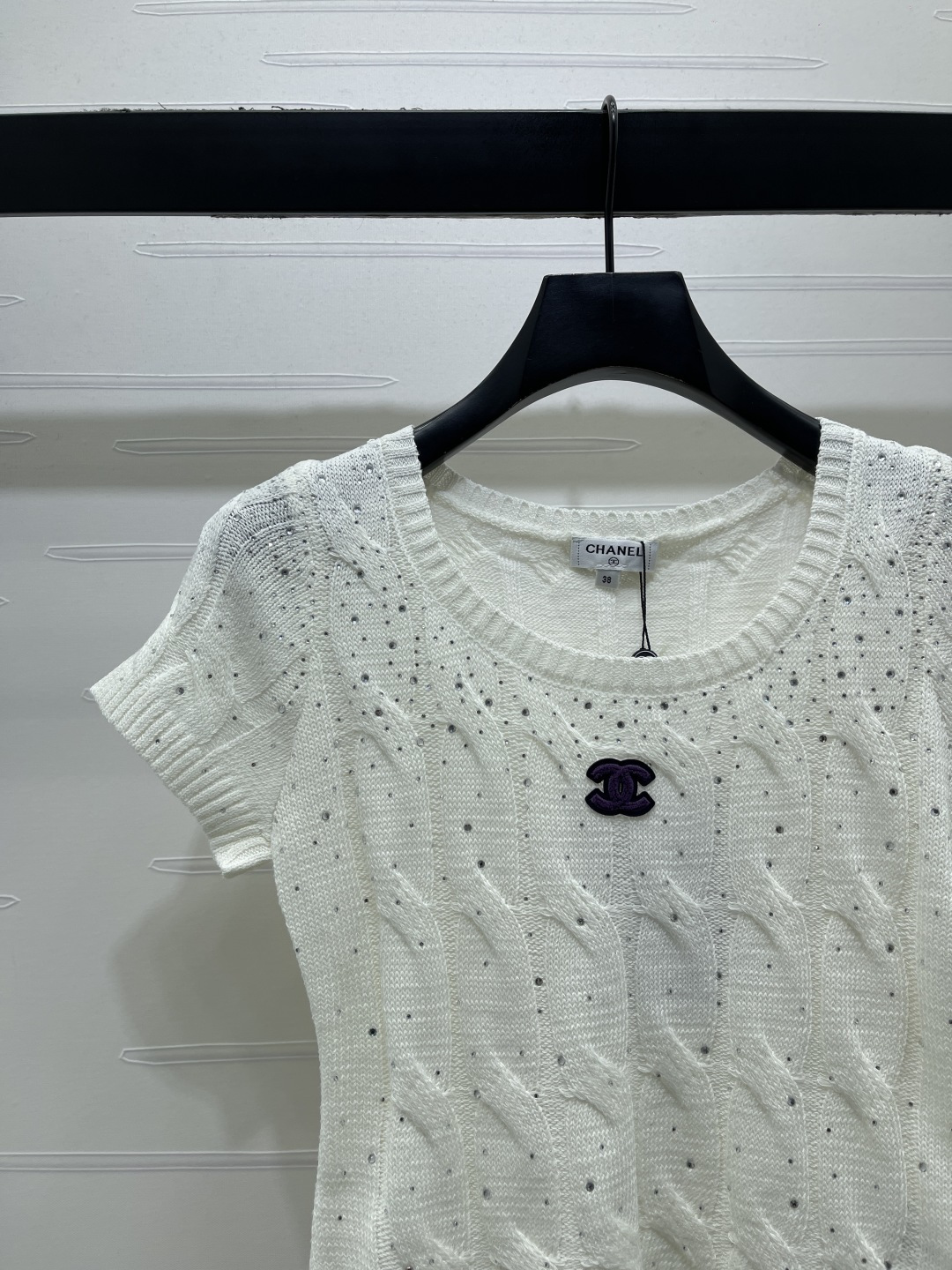 CHANEL ニット Tシャツ コピー 短袖 ロゴ チェーン柄 絞り加工 プリント シルエット ストレート 無地 シルバー ホワイト 全2色 - 画像 4