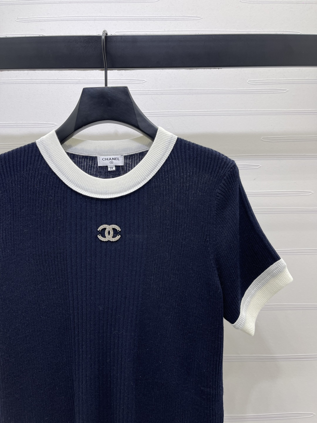 CHANEL コピー ニットTシャツ ロゴ入り 丸首 半袖 ネイビー/ホワイト 3色展開 - 画像 2