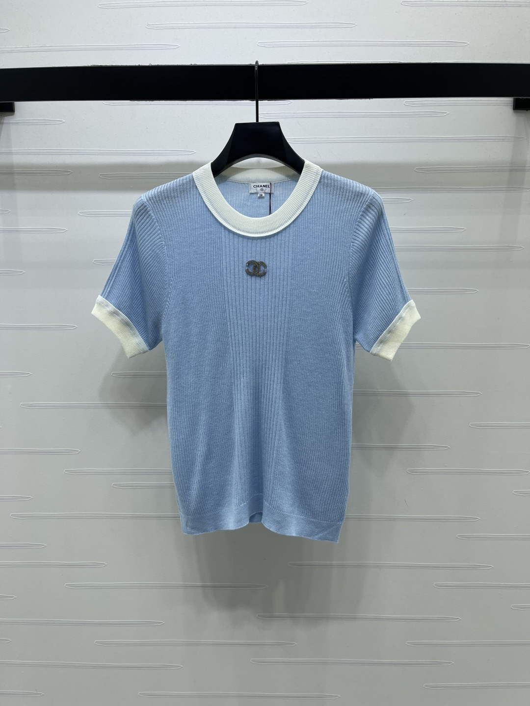 CHANEL コピー ニットTシャツ ロゴ入り 円首 通気性 細身シルエット 3色展開 - 画像 2