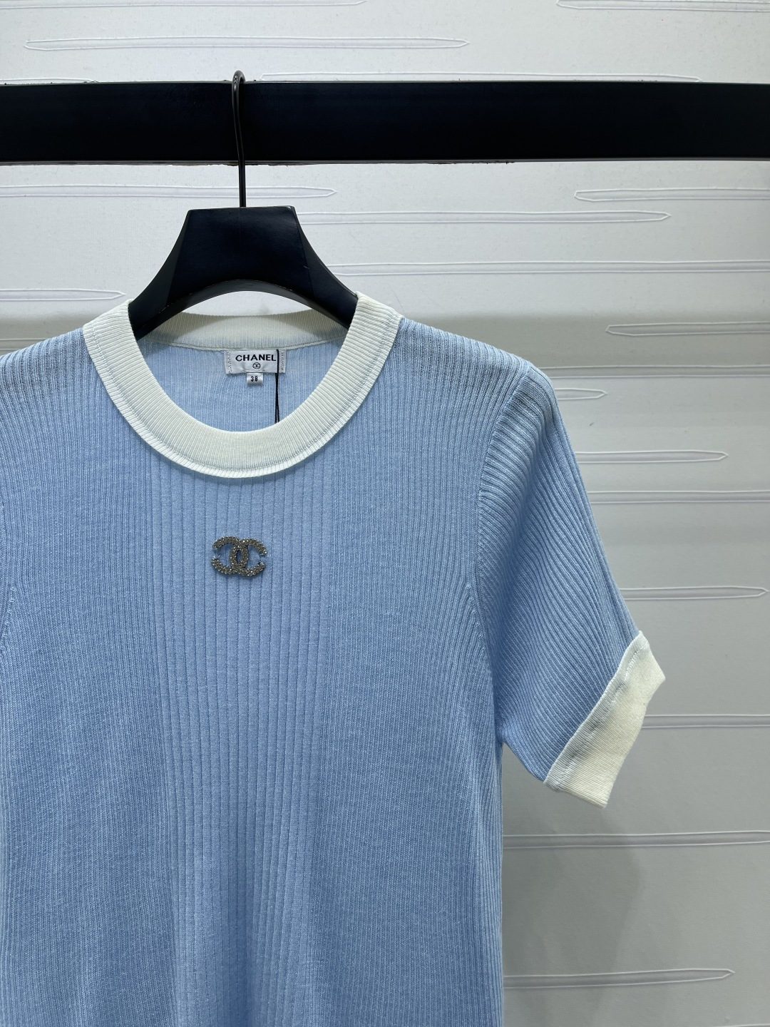 CHANEL コピー ニットTシャツ ロゴ入り 円首 通気性 細身シルエット 3色展開 - 画像 3