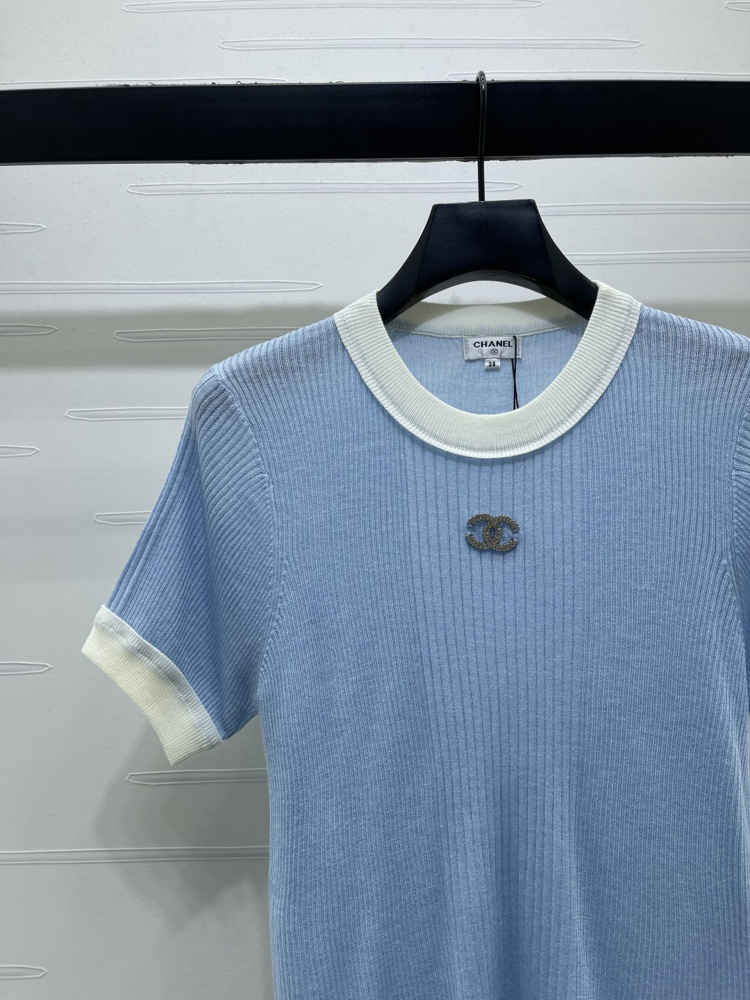 CHANEL コピー ニットTシャツ ロゴ入り 円首 通気性 細身シルエット 3色展開 - 画像 4