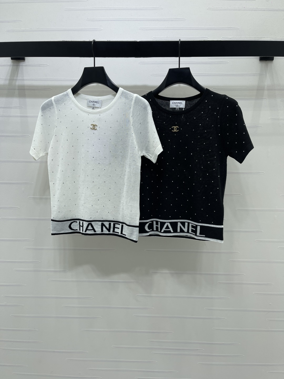 CHANEL ニット Tシャツ コピー ロゴ ポイント刺繍 ブラック ホワイト 2色展開