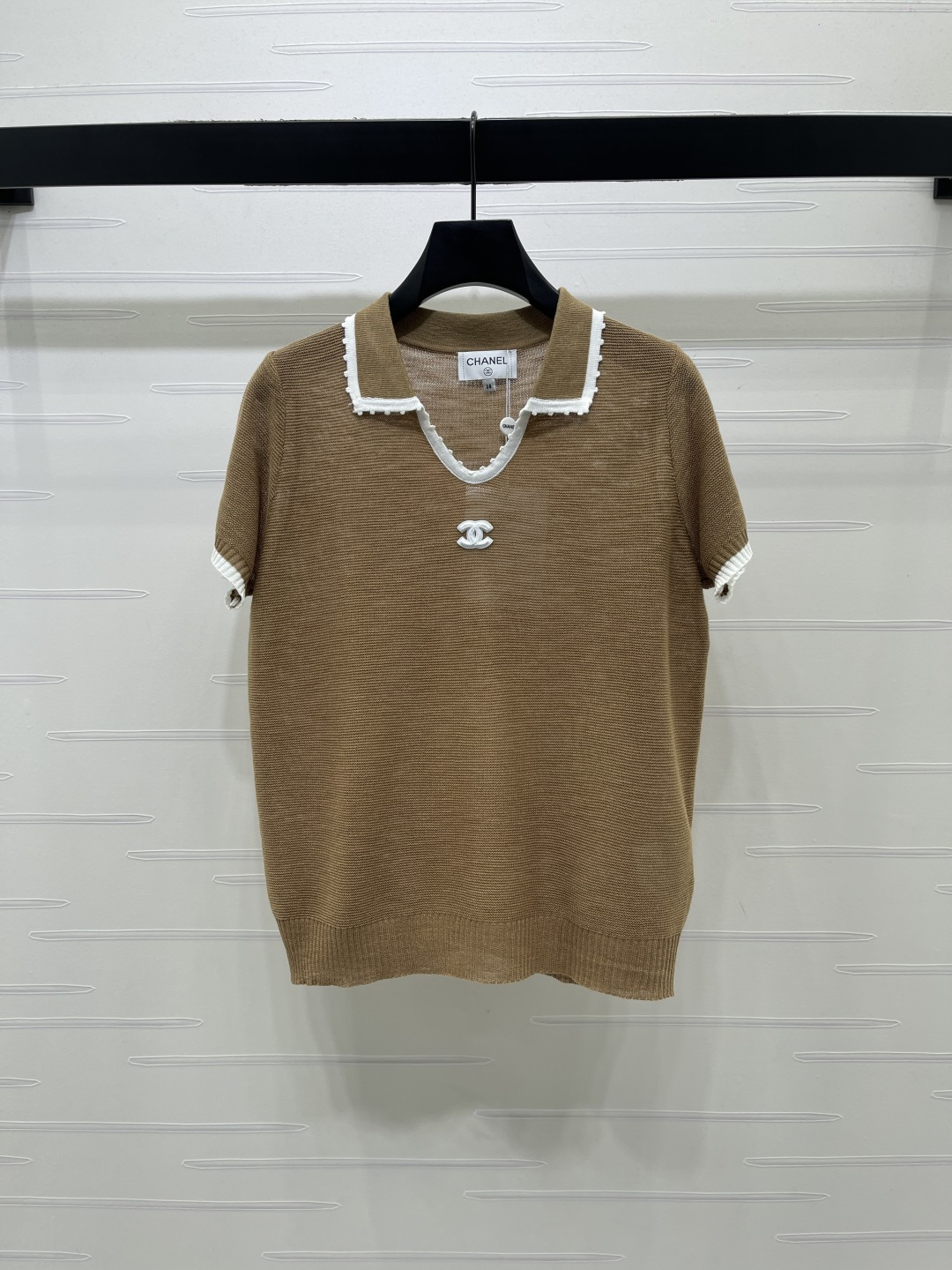 CHANEL ニット Tシャツ コピー フロントVネック ロゴ ポロ風 カーキ ホワイト 細身シルエット