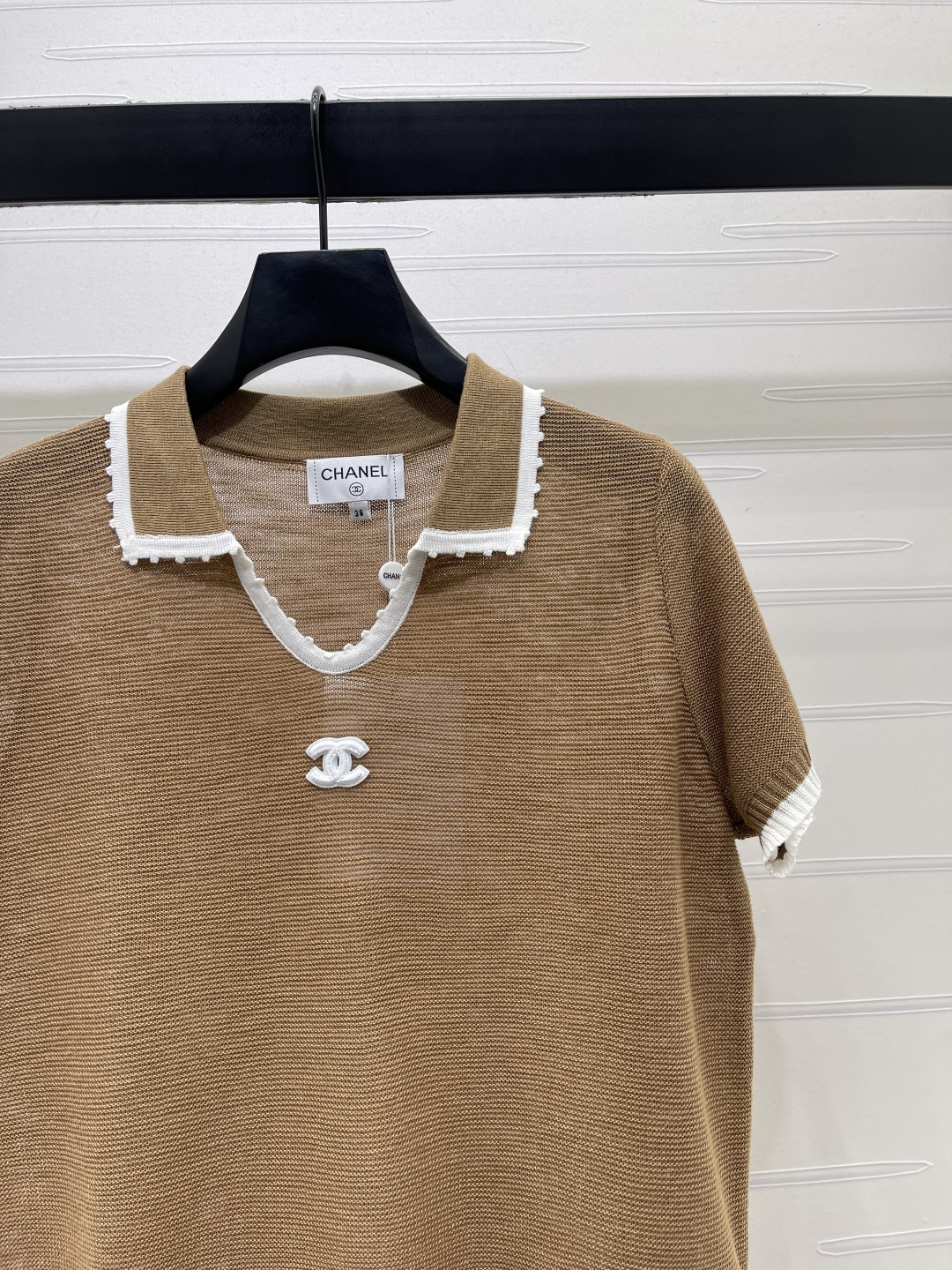 CHANEL ニット Tシャツ フロントVネック ロゴ ポロ カーキ ホワイト 細身シルエット - 画像 2