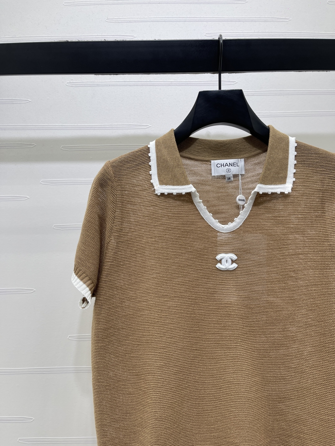 CHANEL ニット Tシャツ フロントVネック ロゴ ポロ カーキ ホワイト 細身シルエット - 画像 3