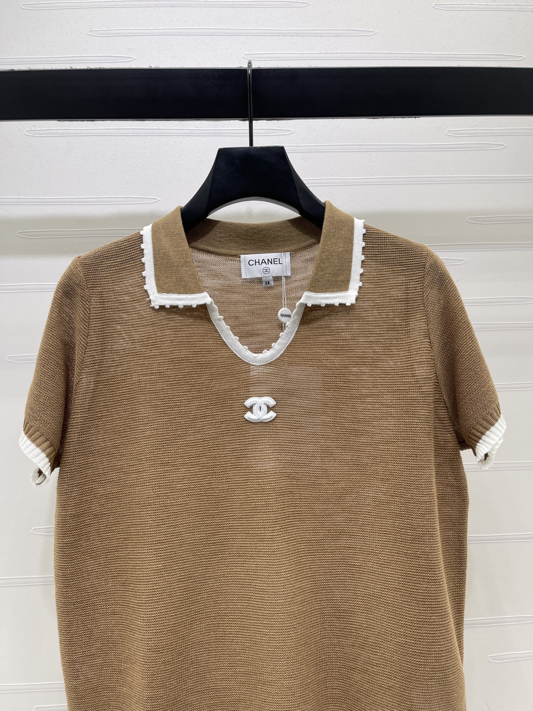 CHANEL ニット Tシャツ フロントVネック ロゴ ポロ カーキ ホワイト 細身シルエット - 画像 4