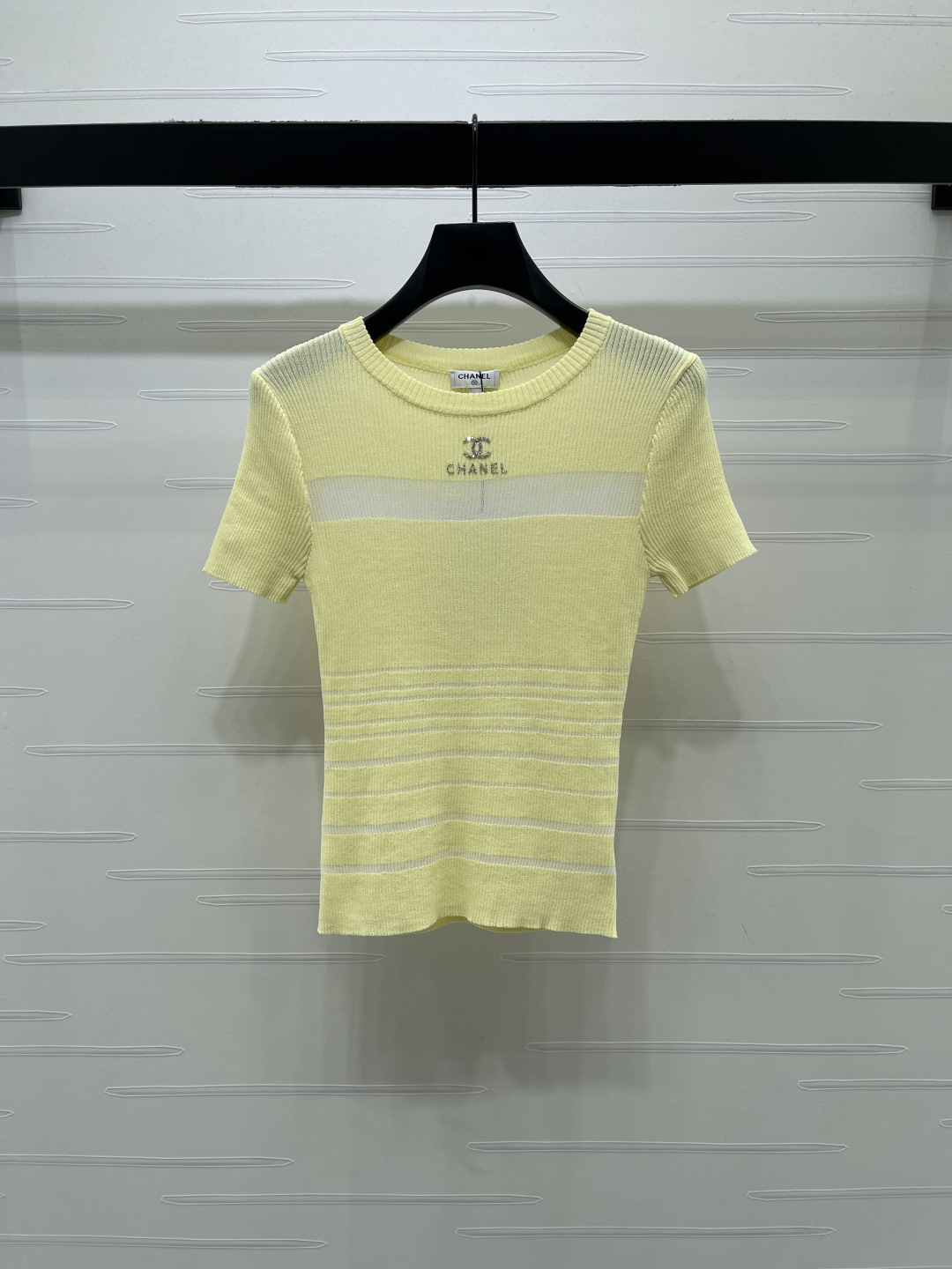 CHANEL ニット Tシャツ コピー 通気性抜群 ロゴ刺繍 胸元パネルデザイン レディース ミディアムカラー イエロー