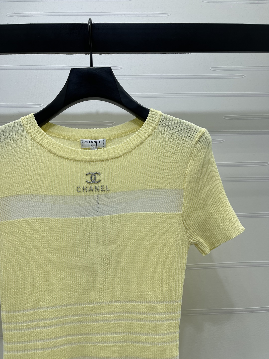CHANEL ニット Tシャツ 通気性 ロゴ刺繍 胸元パネルデザイン レディース ミディアムカラー イエロー - 画像 2