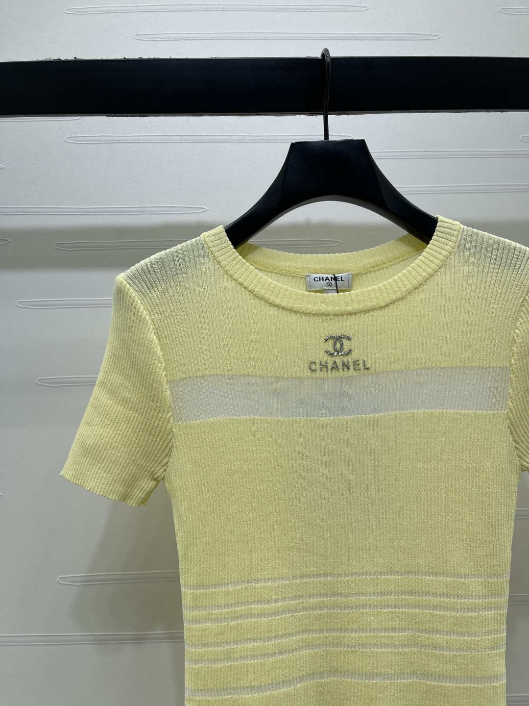CHANEL ニット Tシャツ 通気性 ロゴ刺繍 胸元パネルデザイン レディース ミディアムカラー イエロー - 画像 3