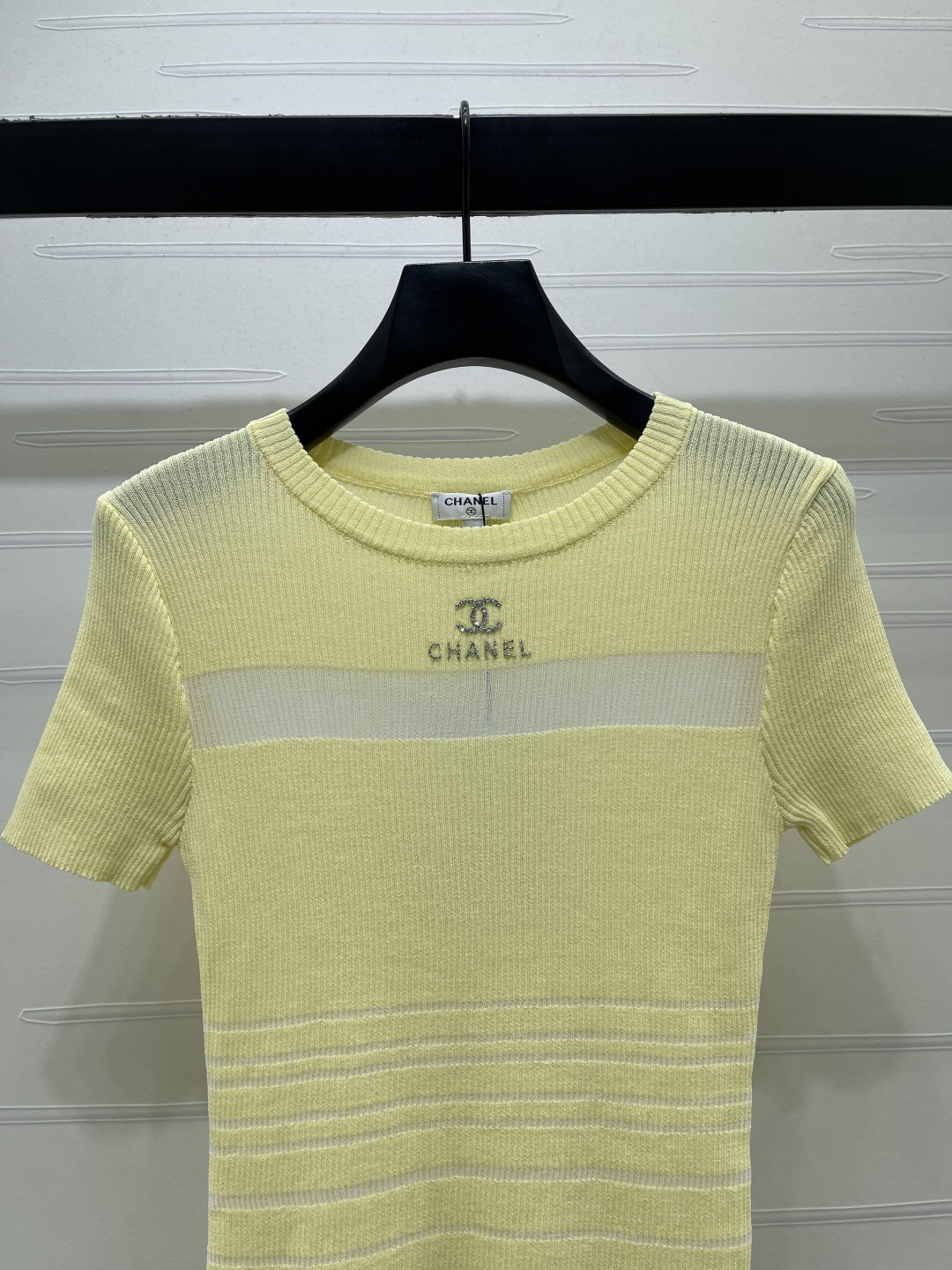 CHANEL ニット Tシャツ 通気性 ロゴ刺繍 胸元パネルデザイン レディース ミディアムカラー イエロー - 画像 4