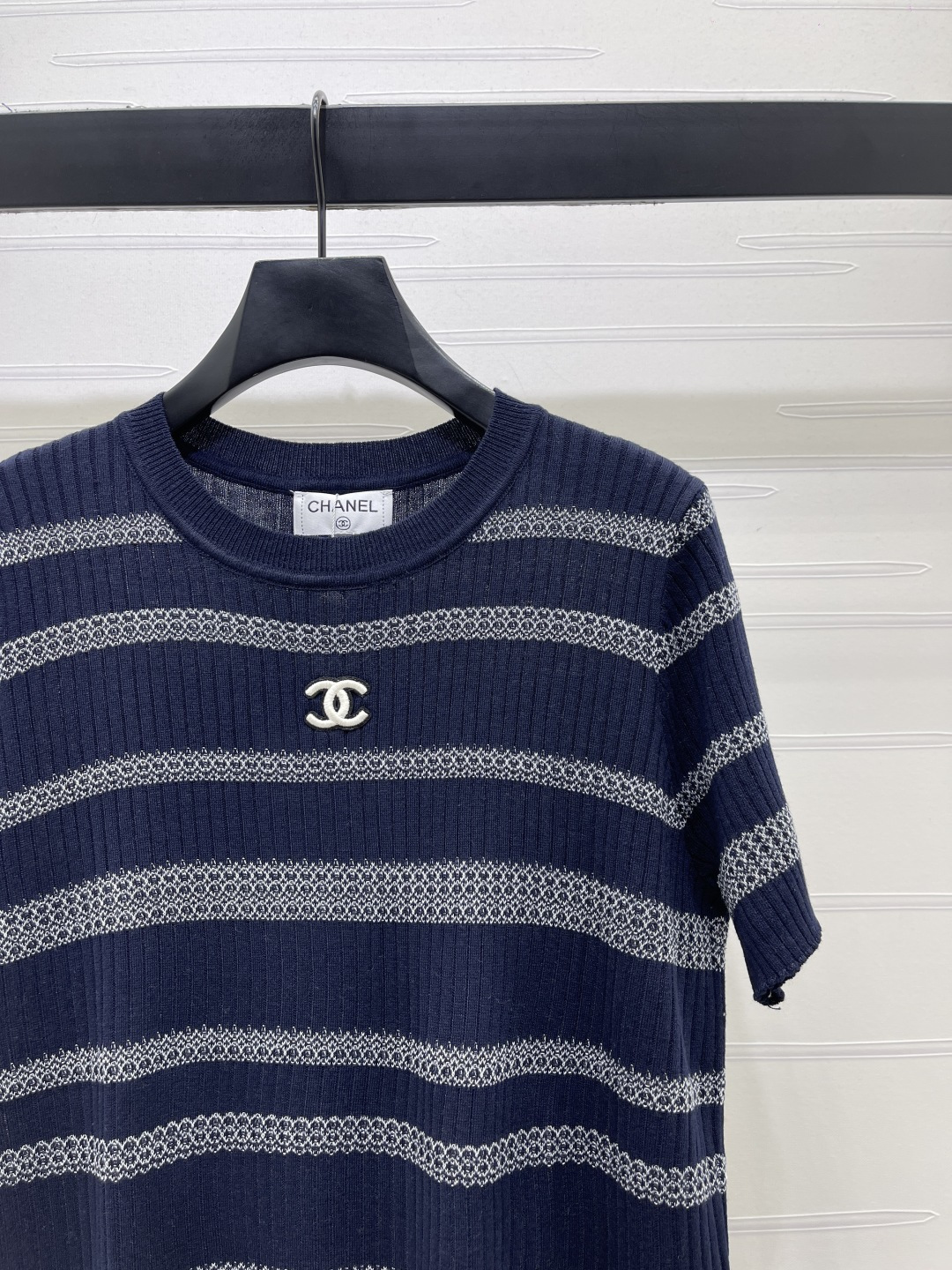 CHANEL コピー ニットTシャツ ロゴデザイン 条纹 半袖 シャネル風 2026春夏 白灰/深蓝灰 3色展開 - 画像 2