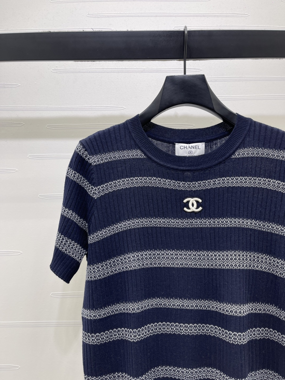 CHANEL コピー ニットTシャツ ロゴデザイン 条纹 半袖 シャネル風 2026春夏 白灰/深蓝灰 3色展開 - 画像 3