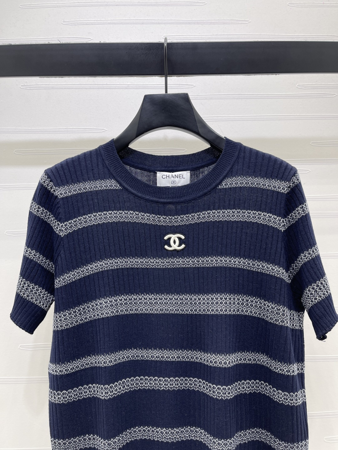 CHANEL コピー ニットTシャツ ロゴデザイン 条纹 半袖 シャネル風 2026春夏 白灰/深蓝灰 3色展開 - 画像 4