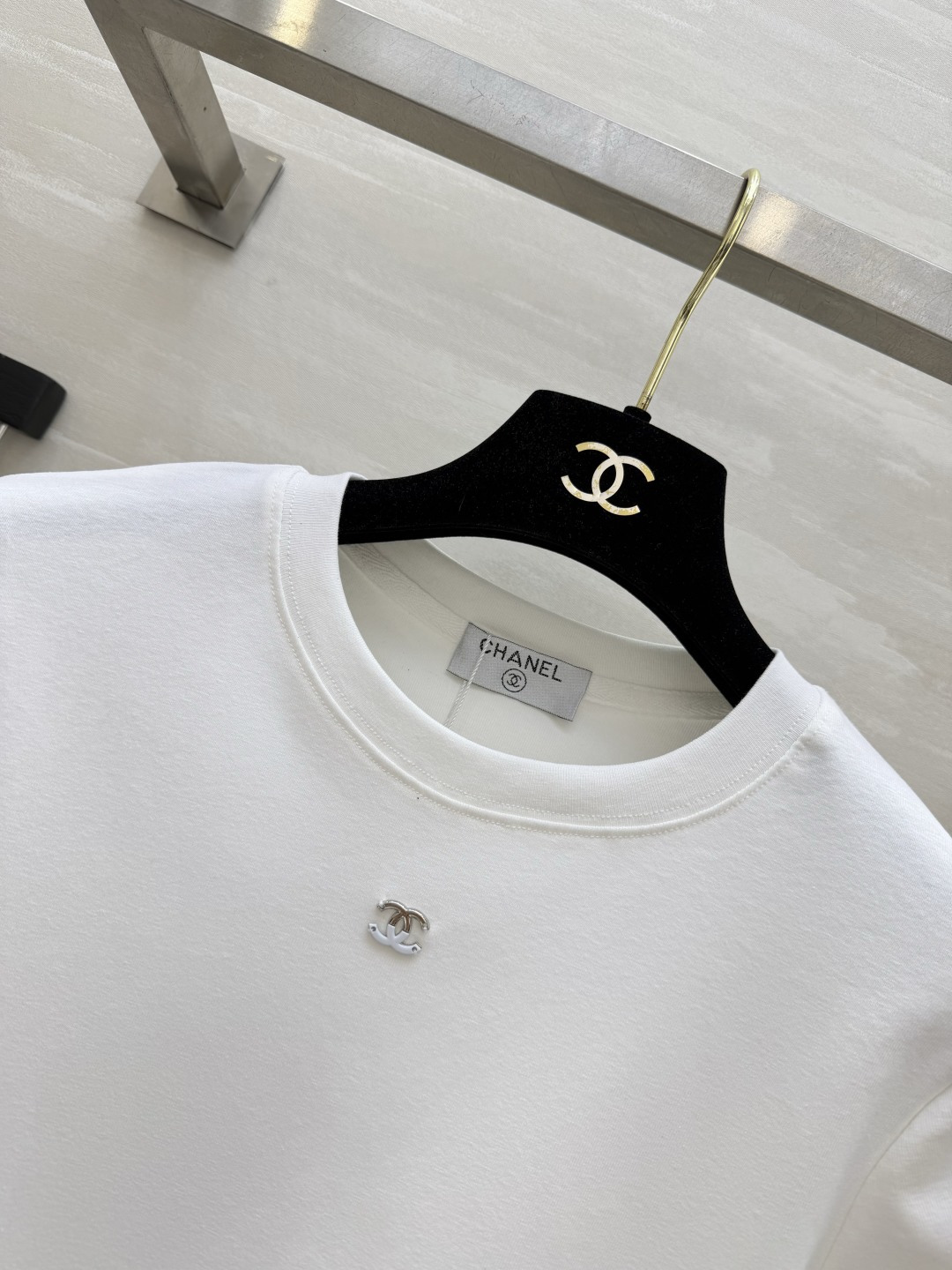 CHANEL コピー Tシャツ レディース ブランドコピー 正肩 ロゴ刺繍 3色展開 白黒グレー - 画像 2