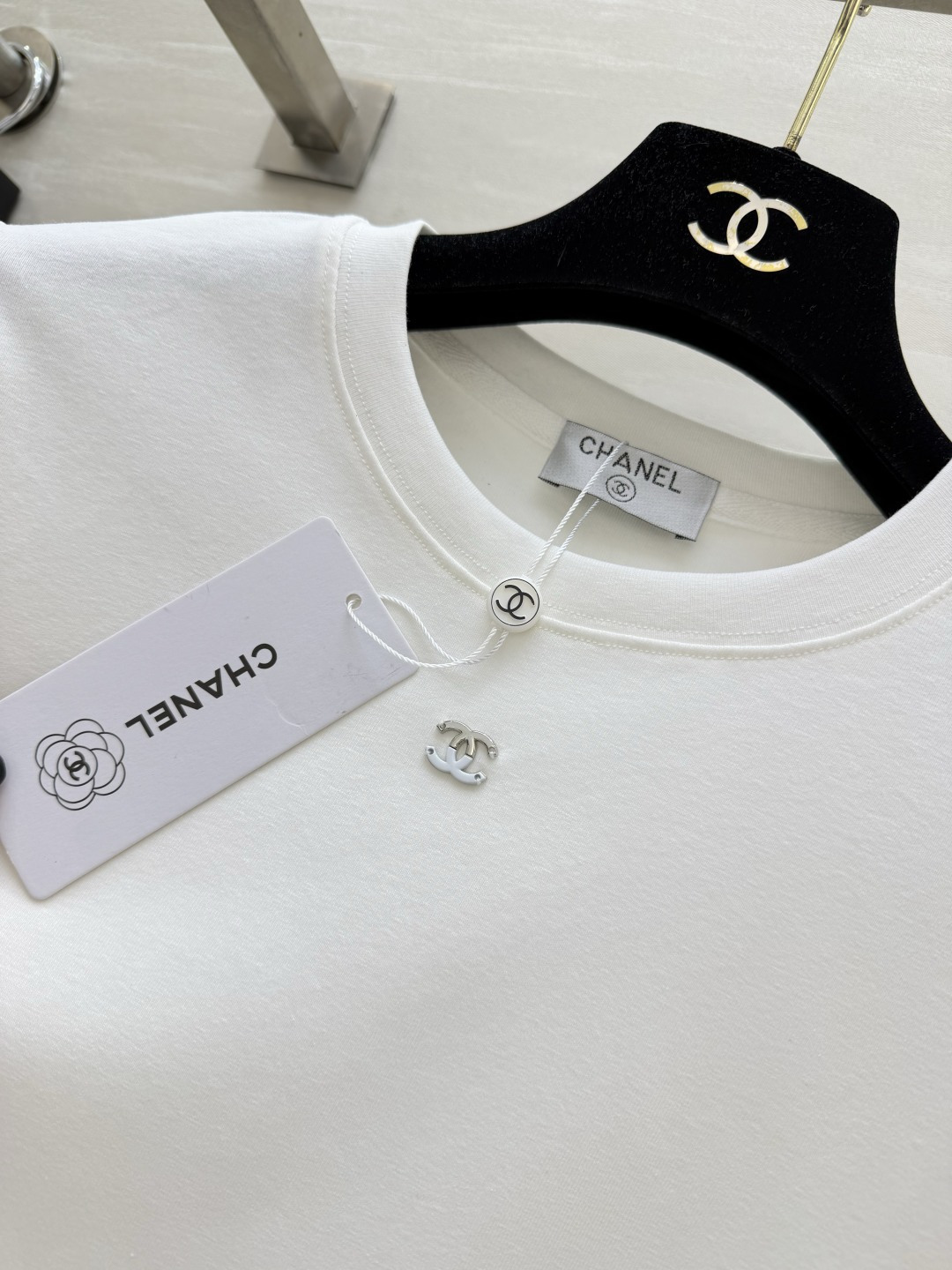 CHANEL コピー Tシャツ レディース ブランドコピー 正肩 ロゴ刺繍 3色展開 白黒グレー - 画像 3