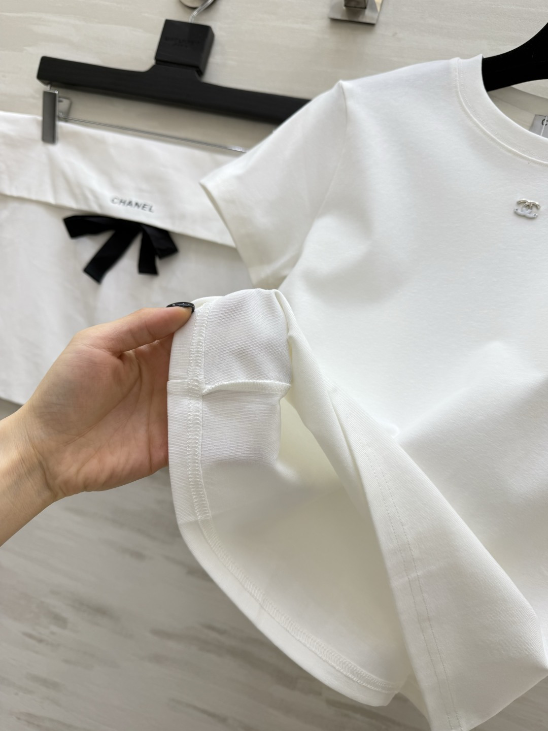 CHANEL コピー Tシャツ レディース ブランドコピー 正肩 ロゴ刺繍 3色展開 白黒グレー - 画像 4