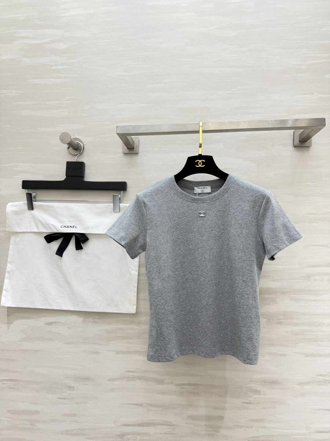 Chanel コピー レディース Tシャツ 黒 白 灰 ロゴ入り 3色展開 正肩デザイン 軽量感 ファッションアイテム