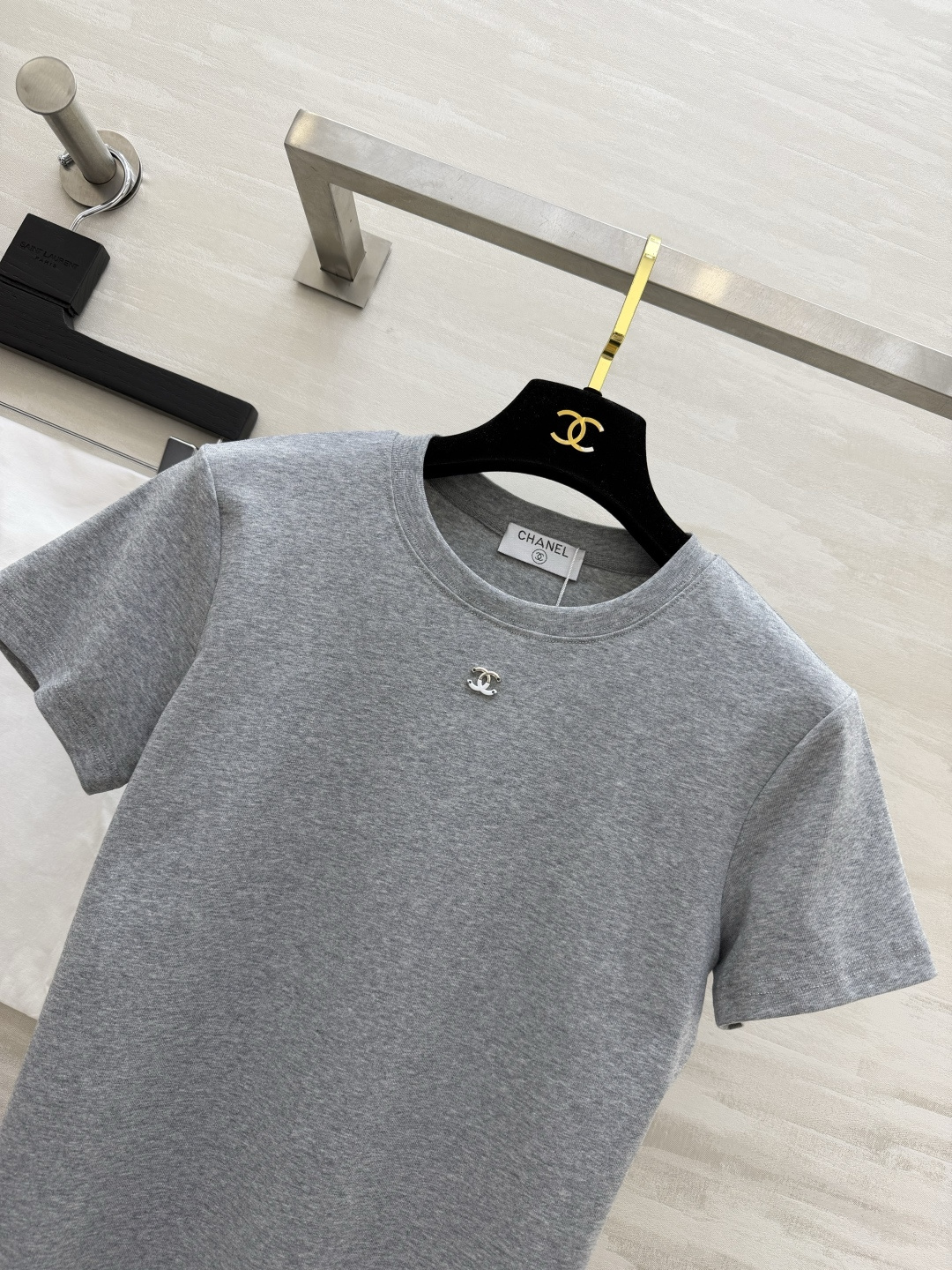 Chanel コピー レディース Tシャツ 黒 白 灰 ロゴ入り 3色展開 正肩デザイン 軽量感 ファッションアイテム - 画像 2