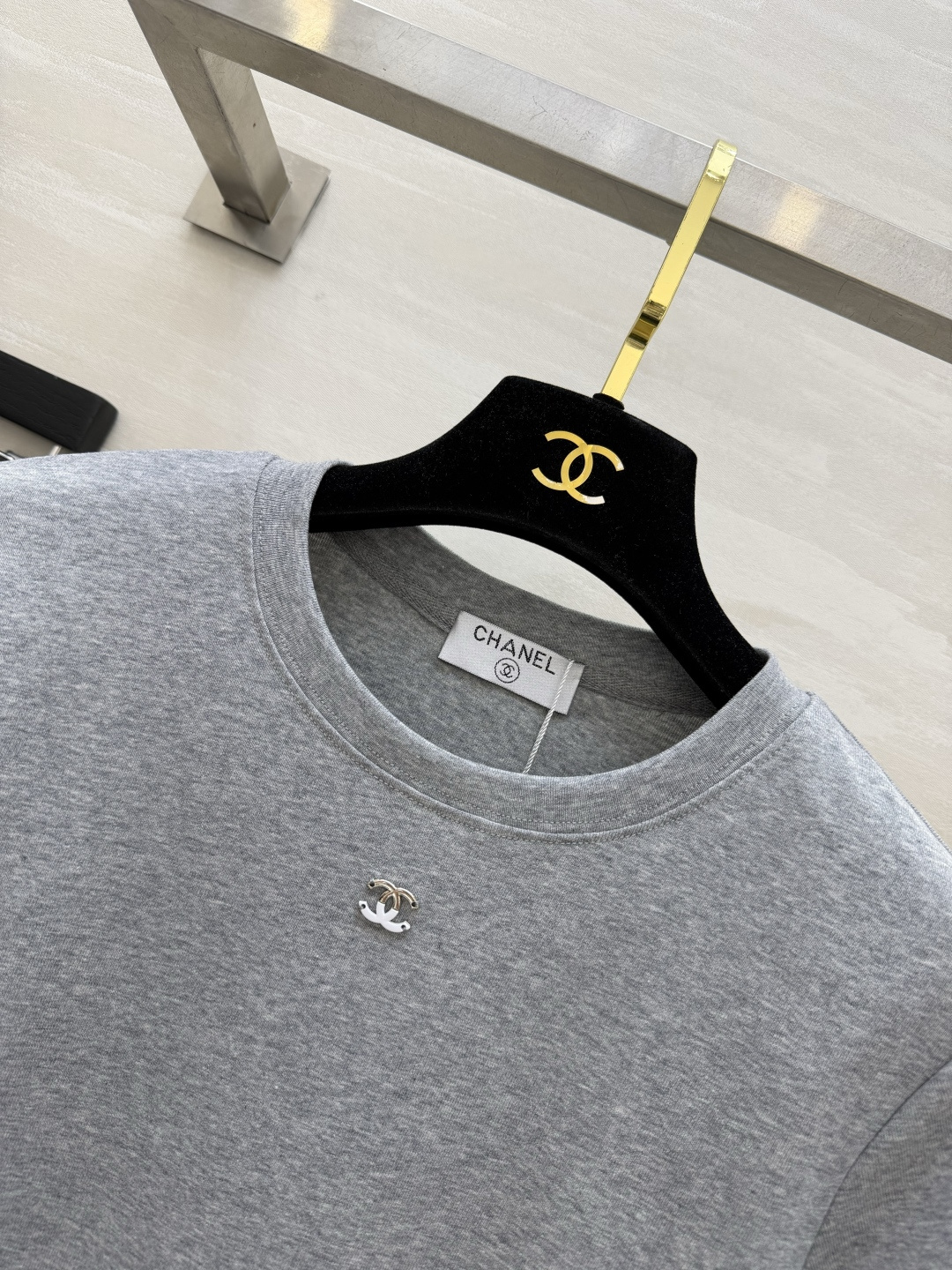 Chanel コピー レディース Tシャツ 黒 白 灰 ロゴ入り 3色展開 正肩デザイン 軽量感 ファッションアイテム - 画像 3