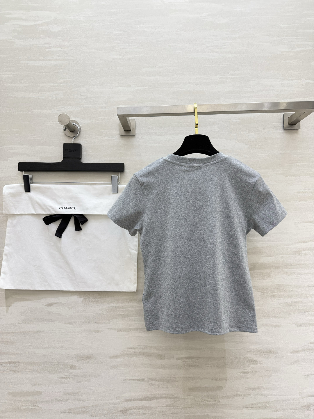 Chanel コピー レディース Tシャツ 黒 白 灰 ロゴ入り 3色展開 正肩デザイン 軽量感 ファッションアイテム - 画像 4