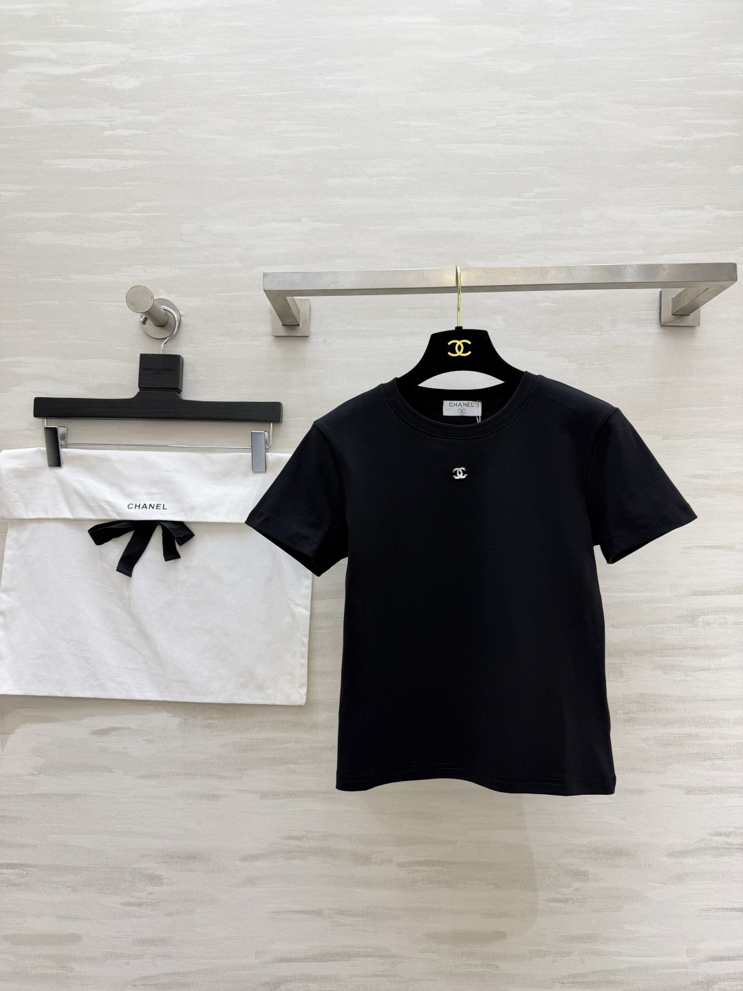Chanel ロゴ入りTシャツ コピー ブランドTシャツ 黒 白 灰 3色展開 正肩 显瘦 ロゴデザイン レディース