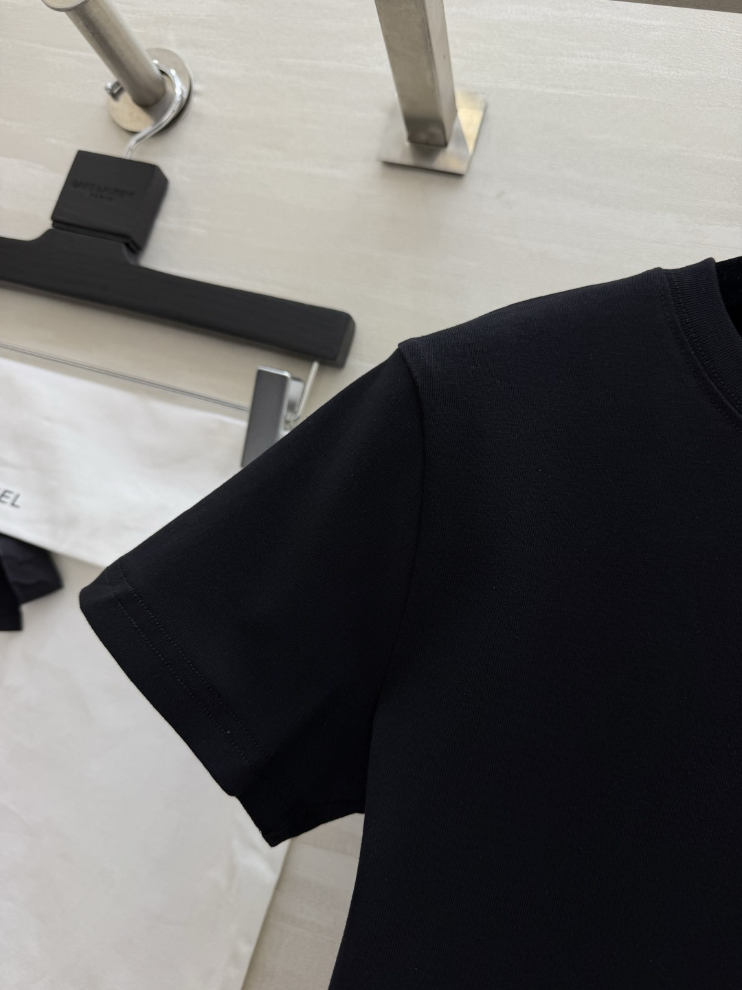 Chanel ロゴ入りTシャツ コピー ブランドTシャツ 黒 白 灰 3色展開 正肩 显瘦 ロゴデザイン レディース - 画像 2