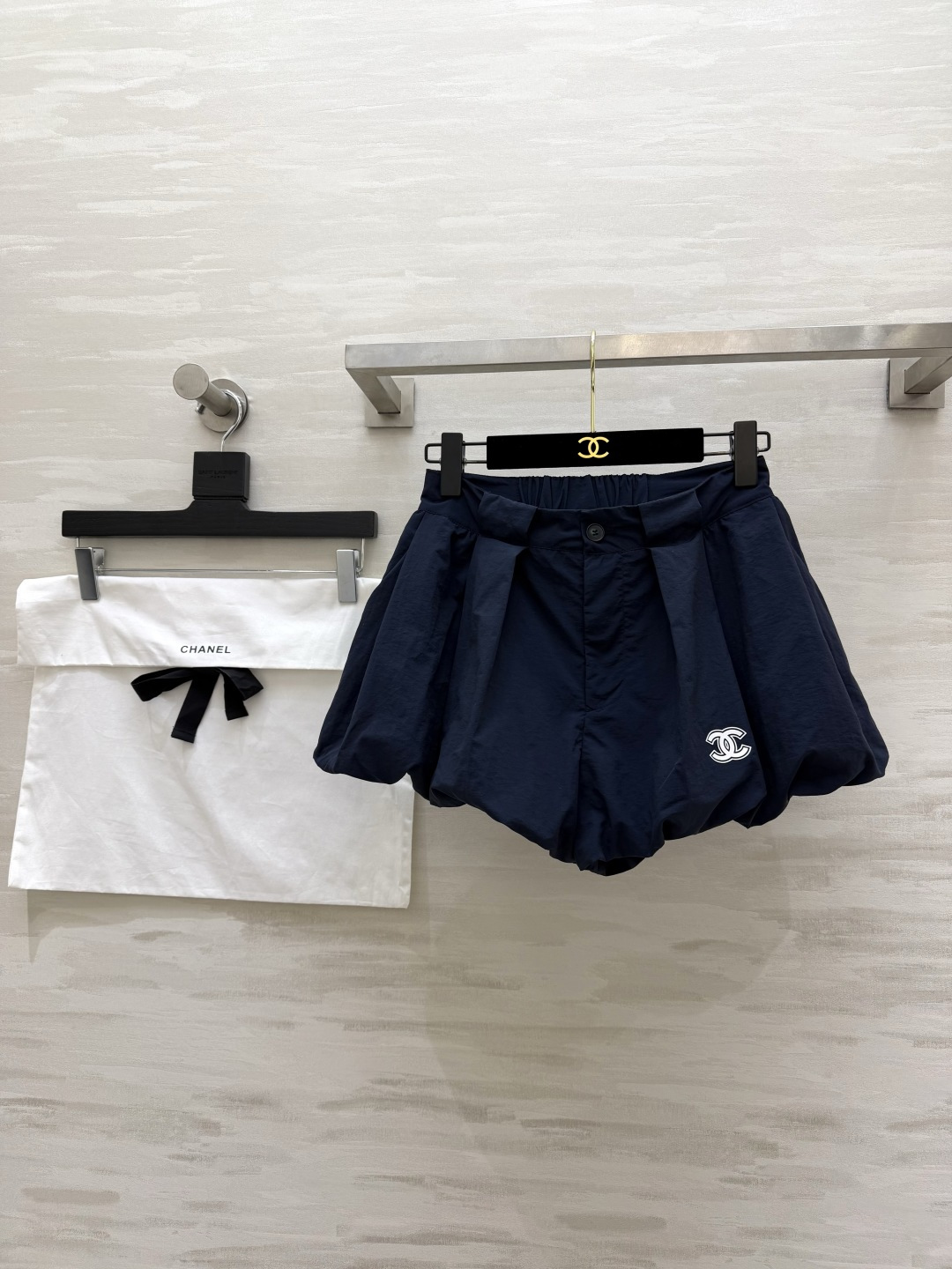 Chanel パンツ コピー 花苞ショートパンツ ロゴ付き フレアシルエット サイズ36/38/40 藏青色