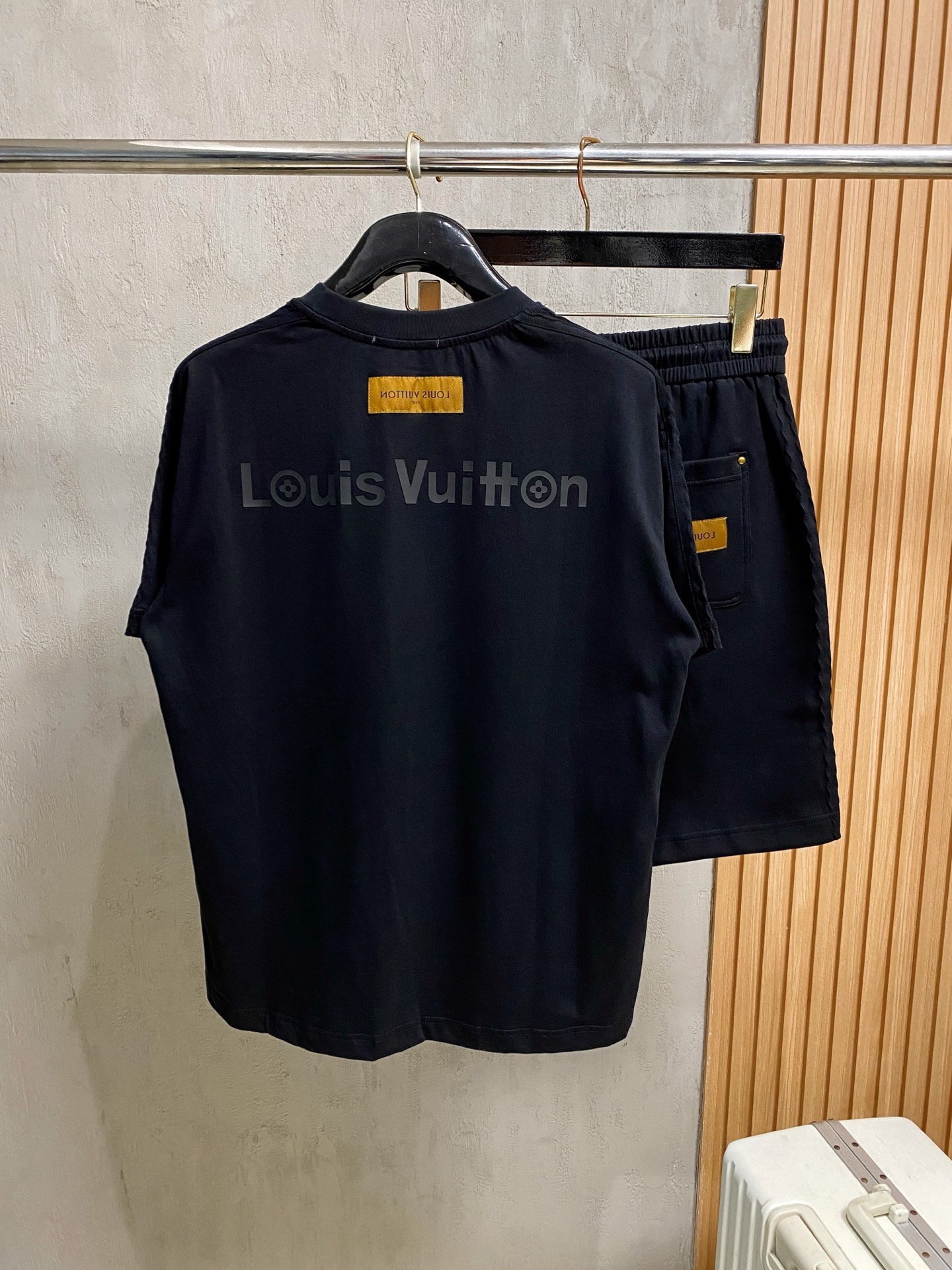 Louis Vuitton上下2点セットアップ　ルイヴィトン　半袖Ｔシャツと半ズボン　LVカジュアルウェア　モノグラム　メンズ　ブラック - 画像 2