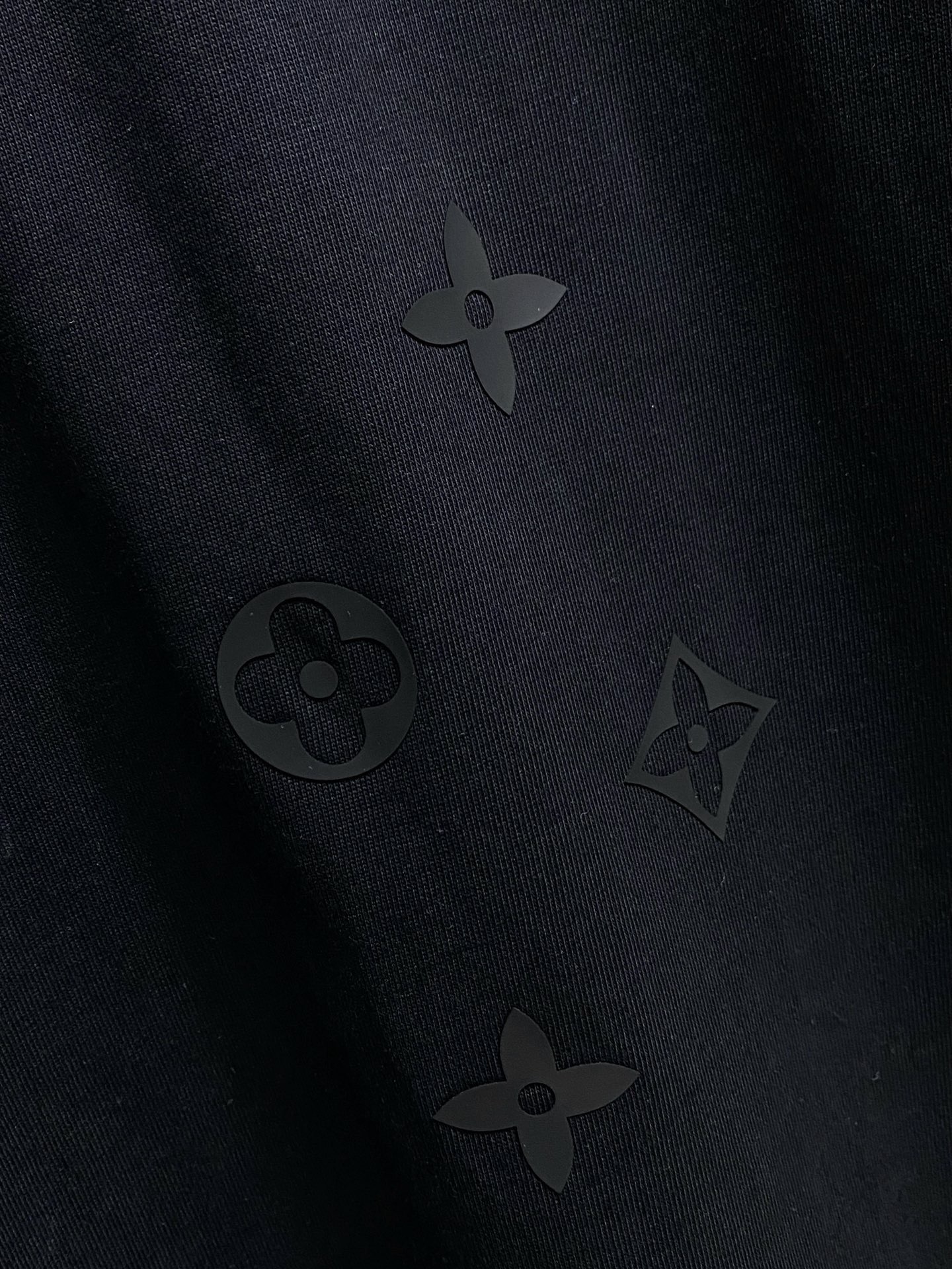 Louis Vuitton上下2点セットアップ　ルイヴィトン　半袖Ｔシャツと半ズボン　LVカジュアルウェア　モノグラム　メンズ　ブラック - 画像 5