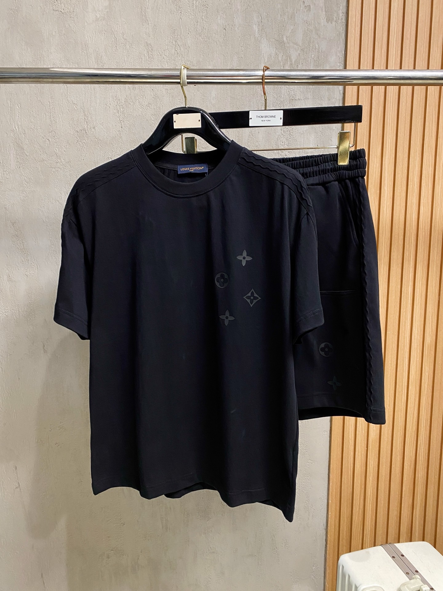 Louis Vuitton上下2点セットアップ　ルイヴィトン　半袖Ｔシャツと半ズボン　LVカジュアルウェア　モノグラム　メンズ　ブラック